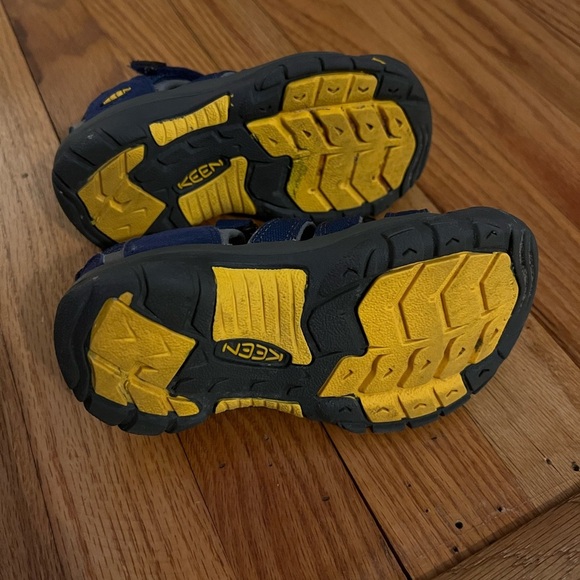 Keen Newport H2 Sandals Gently Used - Picture 2 of 4
